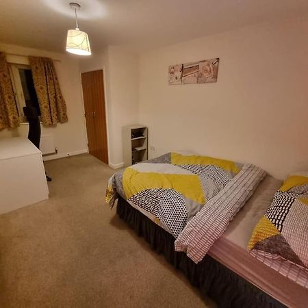 Laura'S Place Apartment Isleworth Luaran gambar