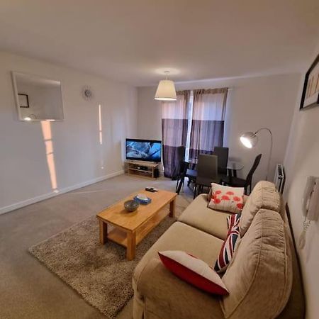 Laura'S Place Apartment Isleworth Luaran gambar