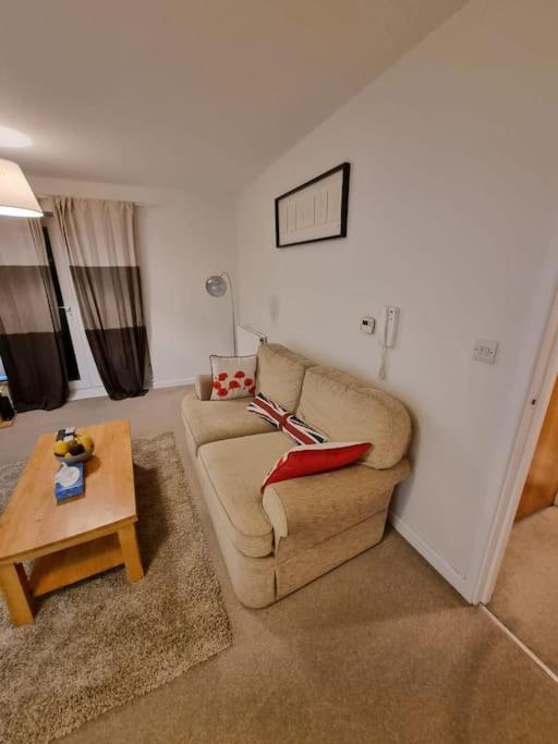 Laura'S Place Apartment Isleworth Luaran gambar