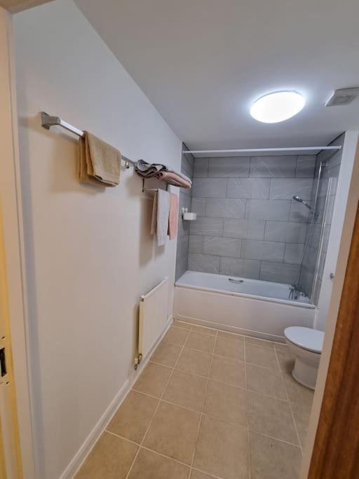 Laura'S Place Apartment Isleworth Luaran gambar