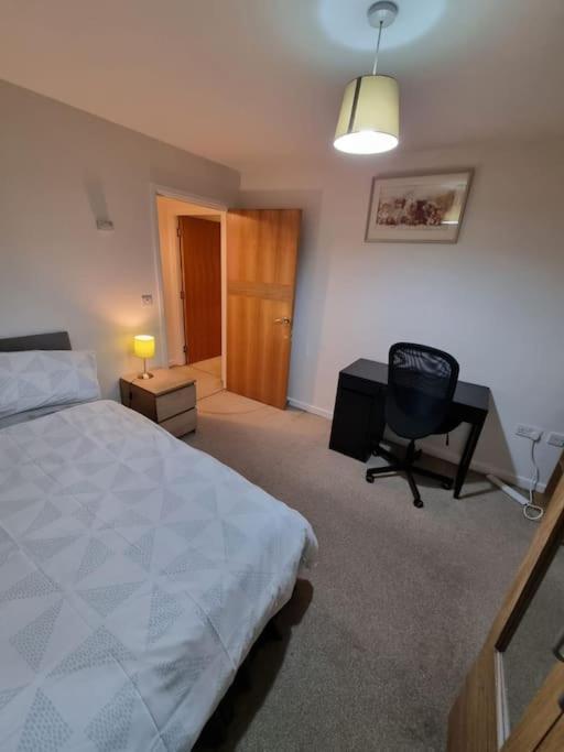 Laura'S Place Apartment Isleworth Luaran gambar