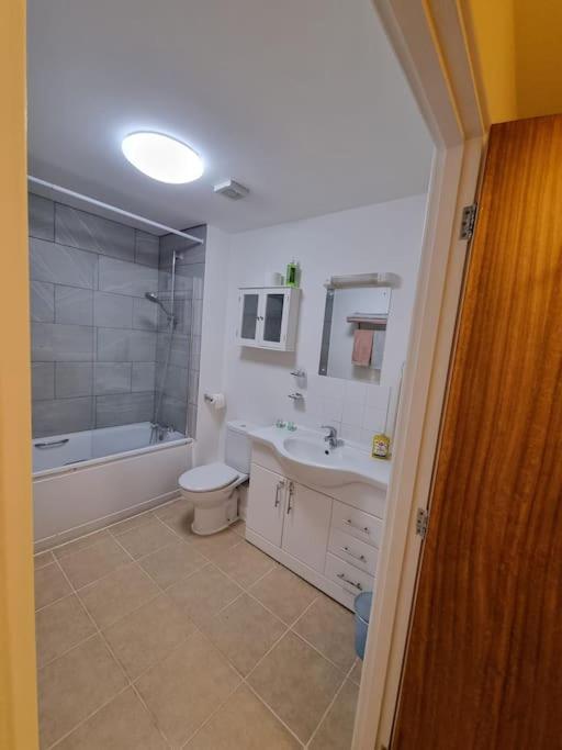 Laura'S Place Apartment Isleworth Luaran gambar