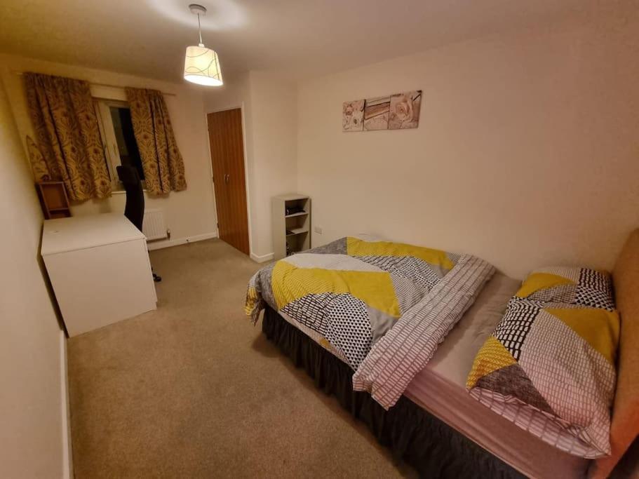 Laura'S Place Apartment Isleworth Luaran gambar