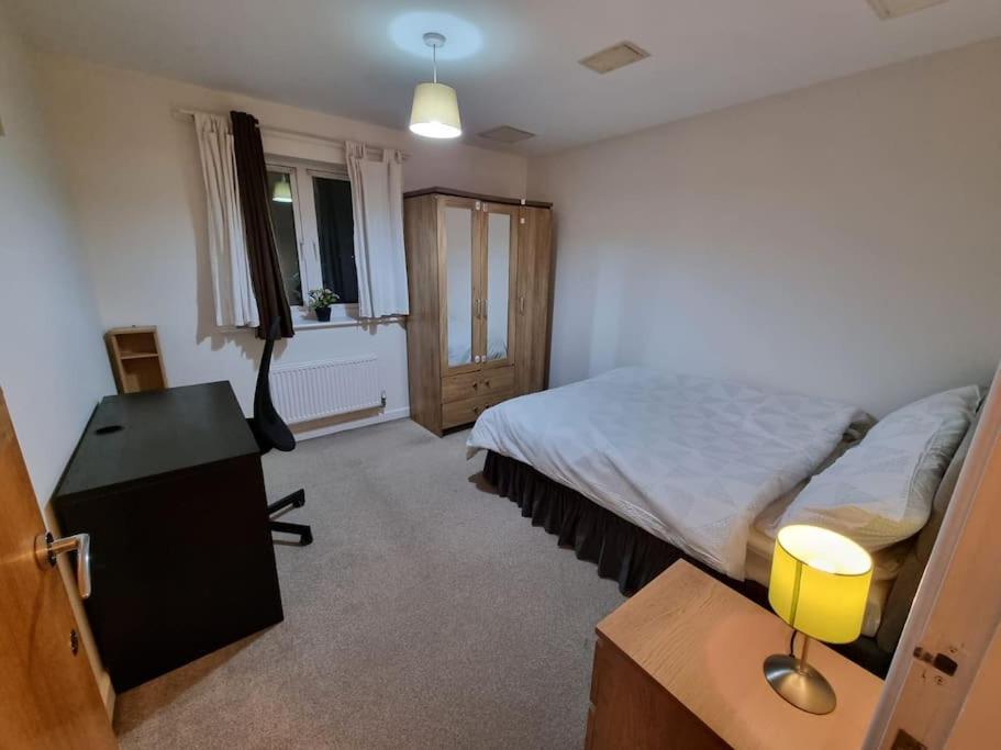 Laura'S Place Apartment Isleworth Luaran gambar