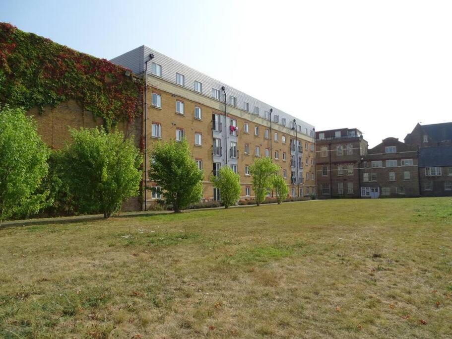 Laura'S Place Apartment Isleworth Luaran gambar