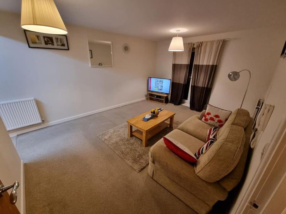Laura'S Place Apartment Isleworth Luaran gambar