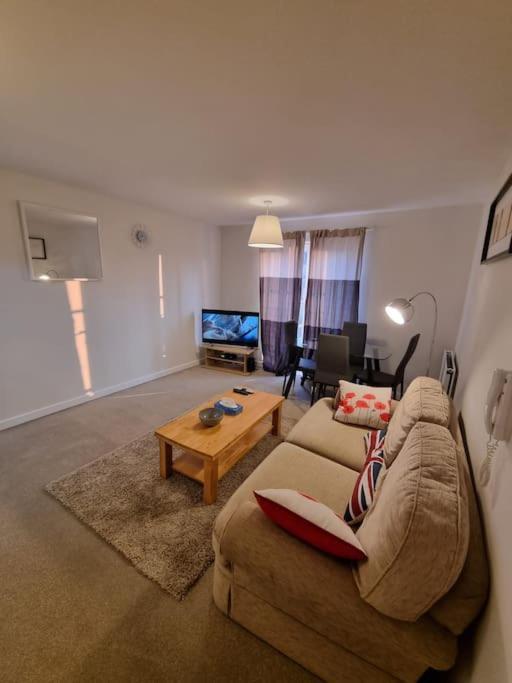 Laura'S Place Apartment Isleworth Luaran gambar